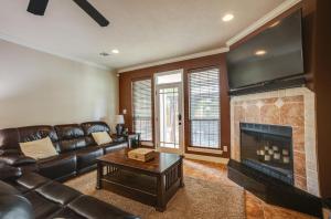 Χώρος καθιστικού στο College Station Family Home 3 Mi to Texas A and M!