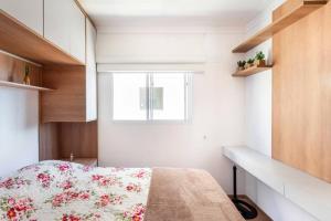- une chambre avec un lit et une fenêtre dans l'établissement Lugar de descanso, à Rio das Ostras