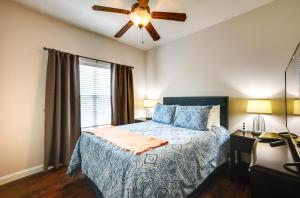 Ένα ή περισσότερα κρεβάτια σε δωμάτιο στο College Station Family Home 3 Mi to Texas A and M!