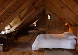 sypialnia z łóżkiem i biurkiem na poddaszu w obiekcie Casa Sierra y Casita Sierra 
