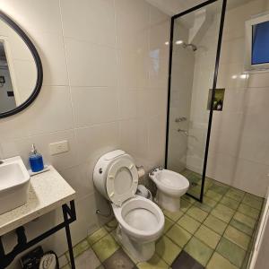 ein Badezimmer mit Toilette, Waschbecken und Dusche in der Unterkunft CASA MARGARITA 2Piso MonoVerde in San Salvador de Jujuy
