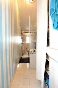 przedpokój z łazienką z umywalką i pokojem w obiekcie Spacious Attic Apartment Kandler w Trieście
