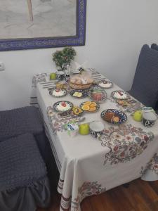 uma mesa com pratos de comida em cima em Мы открылись! Hotel Guli em Bukhara
