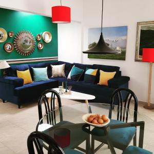 a living room with a blue couch and a table at Encantador Apartamento in Ibagué