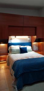 a bedroom with a large bed with a large headboard at Encantador Apartamento in Ibagué