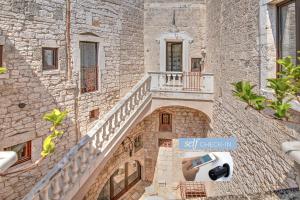 uma vista exterior de um edifício com escadas e uma câmara em Dimora Dell'Osanna em Carovigno