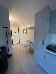 Pokój ze stołem, krzesłem i drzwiami w obiekcie LA ZECCA PRINTING HOUSE 2 (PORTA NUOVA STATION) w Turynie