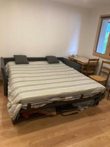 Postel nebo postele na pokoji v ubytování Un studio dans notre chalet