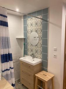a bathroom with a sink and a mirror at Un studio dans notre chalet in La Plagne Tarentaise