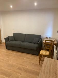 Posezení v ubytování Un studio dans notre chalet