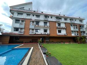 a hotel with a swimming pool in front of it at Hotel Royal Bengal in Bolpur