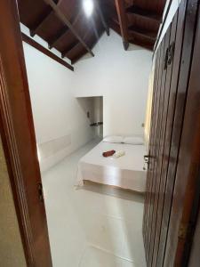 1 dormitorio pequeño con 1 cama en una habitación en HOTEL MARAMBAIA, en Ponta Porã