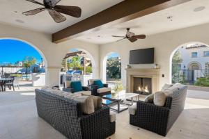 een woonkamer met stoelen en een open haard bij New Gated PGA West Home in La Quinta