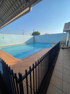 einem großen Pool an der Seite eines Gebäudes in der Unterkunft HOTEL MARAMBAIA in Ponta Porã