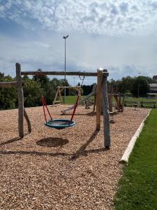 un patio de juegos vacío con columpios y un columpio en Ferienwohnungen Nahrstedt, en Waldeck 43 fotos más