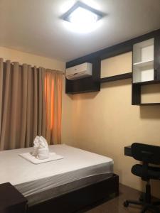 Postel nebo postele na pokoji v ubytování 2BR Condo free pool with wifi near Mall in Davao City