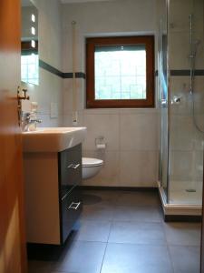 a bathroom with a sink and a shower and a toilet at Ferienwohnung Urban - AHORN -- Meersburg in Meersburg