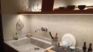 ein Waschbecken in einer Küche mit Spüle in der Unterkunft Namaste apartment Fiumelatte in Varenna