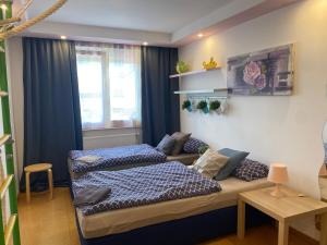 - un salon avec deux lits et un canapé dans l'établissement Ruhiges Zimmer im Gasthaus, à Essen