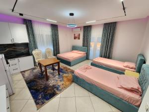 Postel nebo postele na pokoji v ubytování Tirana Class House