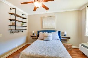um quarto com uma cama azul e uma ventoinha de tecto em Auburn Retreat with Balcony - Walk to Campus! em Auburn