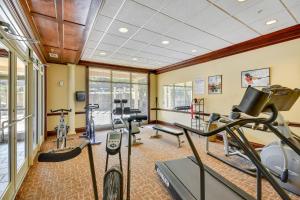 une salle de sport avec plusieurs vélos d'exercice dans une pièce dans l'établissement Auburn Retreat with Balcony - Walk to Campus!, à Auburn