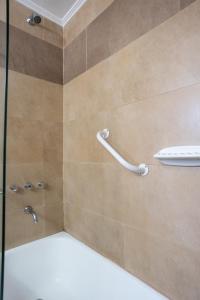 Ένα μπάνιο στο AMERICAN SUITES