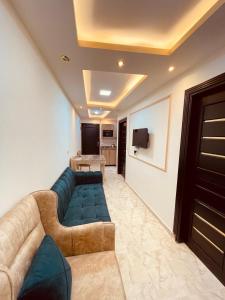 曼蘇拉的住宿－El Mansour Hotel apartmen 74，带沙发和电视的客厅