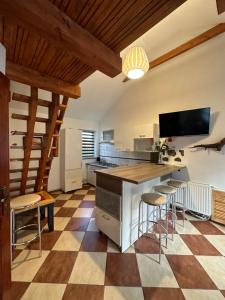 eine Küche mit einem karierten Boden in der Unterkunft Domki Pod Brzoza in Idzików