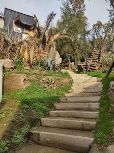 um conjunto de escadas de pedra num quintal com um edifício em Quiet cottage in a hill with great view not far to downtown em Santiago