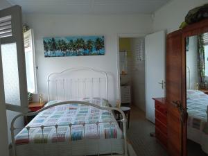 um quarto com uma cama e uma cómoda em Kaz A Zette - vue mer et montagne em Saint-Claude