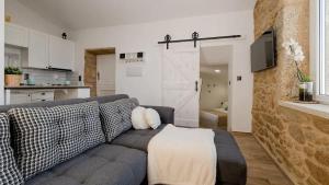 a living room with a couch and a kitchen at Tía Amalia - Con vistas al mar in Carnota