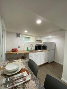 Dapur atau dapur kecil di Private Bedroom Studio Downtown