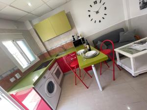 a small kitchen with a table and a dining room at CENTRICA Y TRANQUILA in Jerez de la Frontera