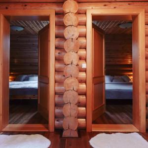 2 Spiegel in einem Zimmer mit 2 Betten in der Unterkunft Green Hill in Ravna Gora