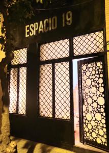 um edifício com uma porta com as palavras esparo em ESPACIO19 em Córdoba