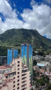 vista su una città con una montagna sullo sfondo di living ventto calle 18 a Bogotá