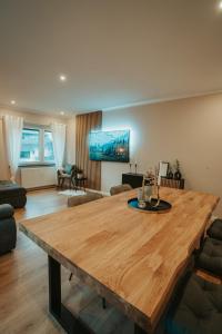 einen großen Holztisch im Wohnzimmer in der Unterkunft WITTMANN Ganze Apartments in Gifhorn in Gifhorn