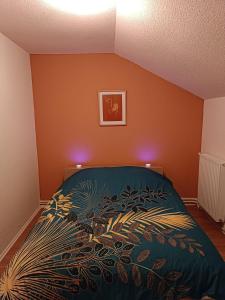 a bedroom with a bed with a painting on the wall at Maison de ville avec terrasse in Épinal