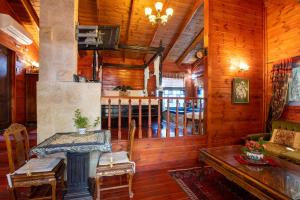 a living room with a table in a wooden house at Suite in nature in Menaẖemya