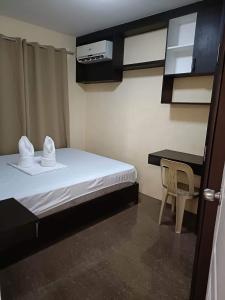 Postel nebo postele na pokoji v ubytování 2BR Condo free pool with wifi near Mall in Davao City