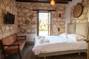Un dormitorio con una cama con dos ositos de peluche. en Droshia Traditional Homes, COCO-MAT Full Experience, en Droushia