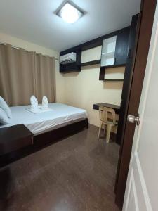 Postel nebo postele na pokoji v ubytování 2BR Condo free pool with wifi near Mall in Davao City