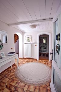 een woonkamer met een tapijt op de vloer bij Ferienwohnung Deubzer in Palling in Palling