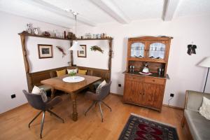 Posezení v ubytování Ferienwohnung Deubzer in Palling + 3 fotografie
