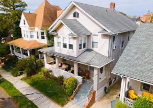 uma vista aérea de uma grande casa branca em Surfside Oasis Walk to beach em Asbury Park