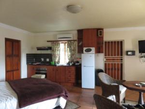 een keuken met een bed en een tafel in een kamer bij Harties Lodge - Meerhof Bay View 6 in Hartbeespoort