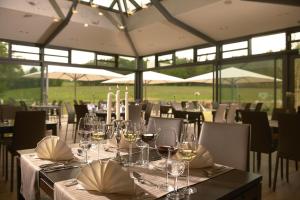 Ein Restaurant oder anderes Speiselokal in der Unterkunft Landidyll Hotel Restaurant Birkenhof 