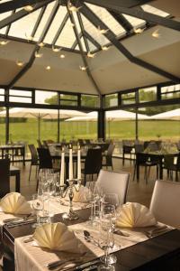 Ein Restaurant oder anderes Speiselokal in der Unterkunft Landidyll Hotel Restaurant Birkenhof 