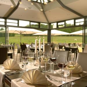 einen Tisch mit Weingläsern und Kerzen darauf in der Unterkunft Landidyll Hotel Restaurant Birkenhof in Klosterkumbd